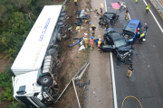 En l'accident s'han vist implicats un camió que ha bolcat i quatre turismes.