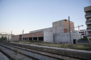 Durante la primera fase de los trabajos sólo se construyó la estructura del edificio.