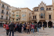 Un grup durant una visita guiada a la plaça del Mercadal, aquest dilluns.