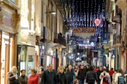 El contrato contempla la instalación de las luces, el árbol de Navidad en el Mercadal y un laberinto transitable en Prim.