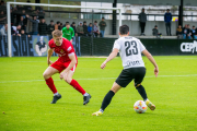 Pol Domingo defensant a Nacho, l'estrella del Real Unión.