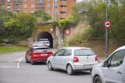 Imatge del semàfor del pont petit del barri Gaudí que regula el trànsit.