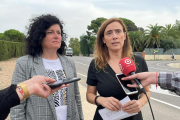 Sandra Guaita, alcaldable del PSC a Reus, i Anabel Martínez, regidora del PSC, ahir.