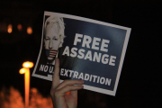 Plano detalle de una pancarta de apoyo a Julian Assange.