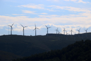 Pla obert d'uns aerogeneradors a la comarca del Priorat.