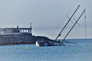 Imagen del barco embarrancado en la playa de Coma-ruga.