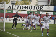 La defensa del Numancia destaca per la seva alçada amb jugadors com Gorka Pérez i Matej Simic.