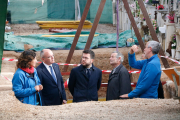 Els directors de l'exhumació dins la fossa amb Carles Pellicer, Pere Aragonès, el germà de la víctima i Gemma Ubasart.