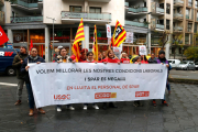 Imatge dels treballadors de Fragadis davant un supermercat Spar de la cadena a la Rambla Nova.