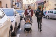 Una parella caminant amb un cotxet per l'asfalt del carrer de Monestir de Poblet, ahir.