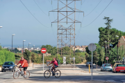 Imatge d'arxiu de la urbanització del Pinar amb una de les torres d'alta tensió.