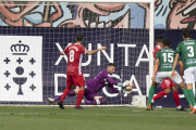 El porter Manu Garcia continuarà defensant la porteria grana una temporada més.