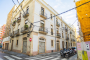 Casa Fontanals es troba al carrer Lleó, 3, a la Part Baixa de Tarragona.