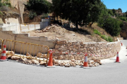 El mur de contenció que es construeix a la pujada al castell de la Suda des del barri del Rastre de Tortosa.