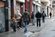 Una imatge dels pares portant els nens a l'escola el primer dia lectiu després de les festes de Nadal.