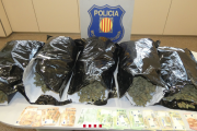 La marihuana i els diners intervinguts pels Mossos al Vandrell.