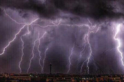 Imatge d'arxiu d'una forta tempesta elèctrica sobre el Camp de Tarragona.