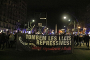 La capçalera de la manifestació caminant pel passeig de Gràcia a Barcelona.