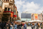 Imatge d'arxiu de la plaça del Mercadal durant la Diada de Sant Jordi l'any 2019.