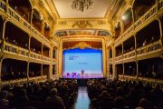 Una imatge de l'acte d'obertura de l'Any Ferrater 2022 al Teatre Bartrina de Reus.