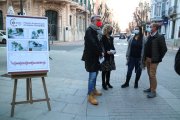 Cartell de la reforma del carrer Cervantes de Tortosa al costat de l'alcaldessa i el regidor d'Urbanisme i els arquitectes responsables.