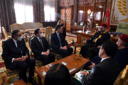 El presidente del gobierno español, Pedro Sánchez y el ministro de Exteriores, José Manuel Albares reunidos con el rey de Marruecos, Mohamed VI.