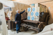 Jordi Rovira mostra un carro inèdit amb 72 capses de cartó antigues de Chartreuse, encara amb l'embalatge.