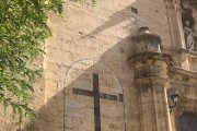 Creu als vencedors de la guerra civil espanyola a la façana de l'església de Cinctorres.