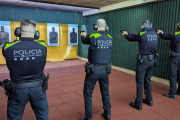 Imatge d'agents de la Guàrdia Urbana utilitzant la nova sala de formació de la policia local.
