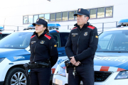 Imatge d'una parella de mossos amb el nou uniforme.