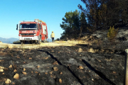 Un camión de Bombers en una zona quemada por el incendio en el Coll de l'Alba, en Tortosa.