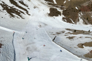 Diversos esquiadors fent baixada per les pistes de la Masella.