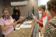 Dues treballadores a la recepció d'un hotel de Salou, atenent clientela.