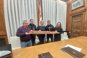 Els representants de la Colla Vella amb l'alcaldessa de Valls cedint la copa i el faixí de 1932.