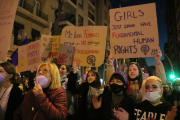 Diverses manifestants aixecant cartells