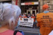 Imatge d'arxiu d'uns pensionistes en una concentració davant la seu de CCOO.