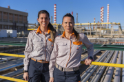 Les germanes Anna i Mercè Pérez Jornet, a la refineria de Repsol.