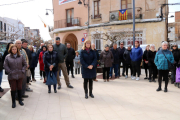 La alcaldesa Maria Cinta Llaó y vecinos del Perelló haciendo los tres minutos de silencio en recuerdo de los tres jóvenes fallecidos el domingo.