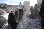 Imatge de les tasques de rescat a la província d'Idlib (Síria) després que diversos terratrèmols hagin sacsejat el nord de Síria i el sud de Turquia

Data de publicació: dimecres 08 de febrer del 2023, 16:24

Localització: Idlib (Síria)

Autor: Omar Haj Kadour / Matges Sense Fronteres