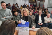 La alcaldesa de Tortosa, Meritxell Roigé, deposita el voto en la asamblea extraordinaria.