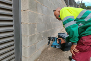 Instal·lació del ganxo amb sensor a una façana.