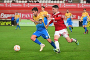 Joan Oriol en una acción del partido contra el Real Murcia.