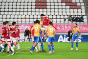 Jesús Rueda, rematando solo en el segundo gol del Real Murcia.