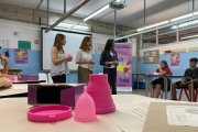 La copa menstrual i l'envàs amb que es neteja que han rebut les noies de 3r d'ESO.