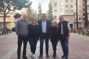 Imatge dels cinc primers membres de la llista Junts per Cambrils amb el candidat Enric Daza.