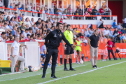 A l'esquerra, Dani Vidal suplint l'amonestació d'Agné contra l'Amorebieta i, a la dreta, Iñaki Alonso en el partit d'ahir contra l'Eldense.