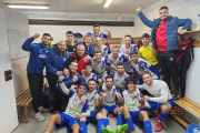 Los jugadores y cuerpo técnico de la Canonja celebrando una victoria esta temporada.