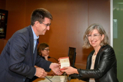 Moment de l'entrega de la distinció a
