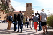 Un guia explicant als turistes perquè es va construir a dalt de la montanya.