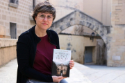 La escritora de Móra d'Ebre, Cristina Fornós, con un ejemplar de la primera novela, 'La terra del silenci trencat'.